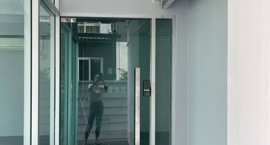 For sale 4 bedrooms house in Huai Khwang, Bangkok