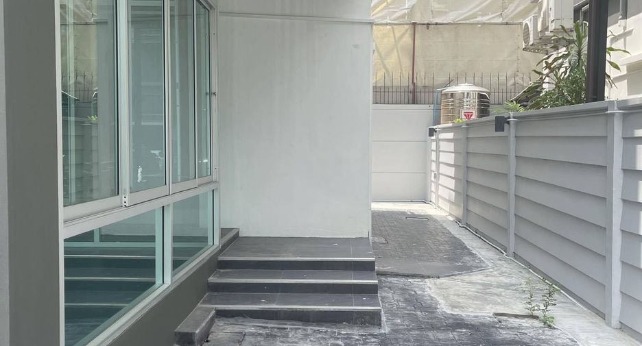 For sale 4 bedrooms house in Huai Khwang, Bangkok