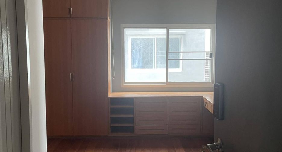 For sale 4 bedrooms house in Huai Khwang, Bangkok
