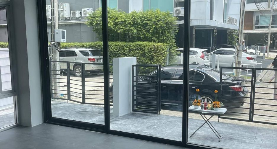 For sale 4 bedrooms house in Huai Khwang, Bangkok