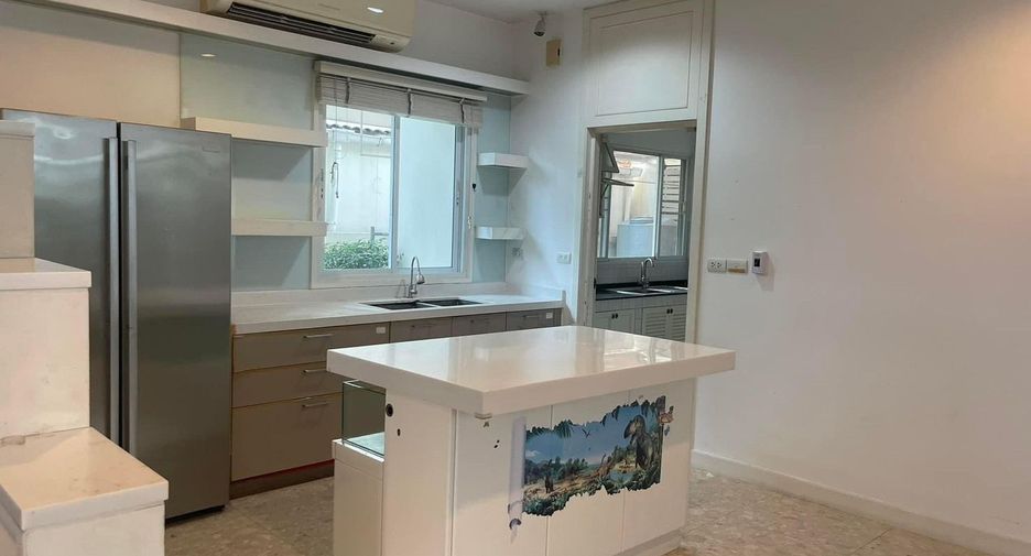 For sale 5 bedrooms house in Khan Na Yao, Bangkok