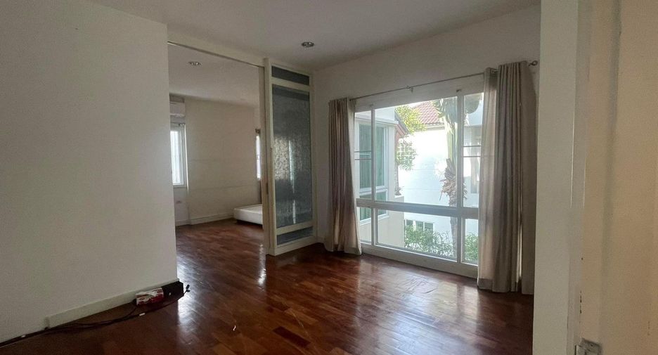 For sale 5 bedrooms house in Khan Na Yao, Bangkok