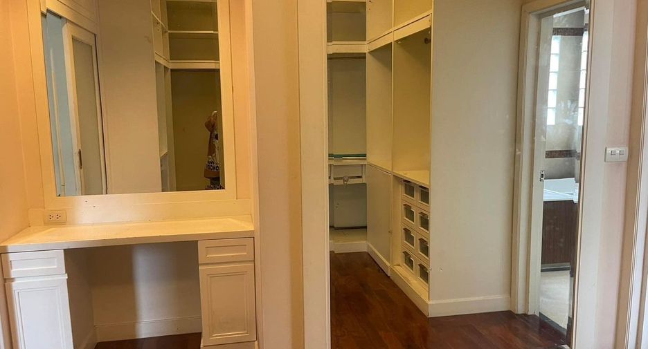 For sale 5 bedrooms house in Khan Na Yao, Bangkok