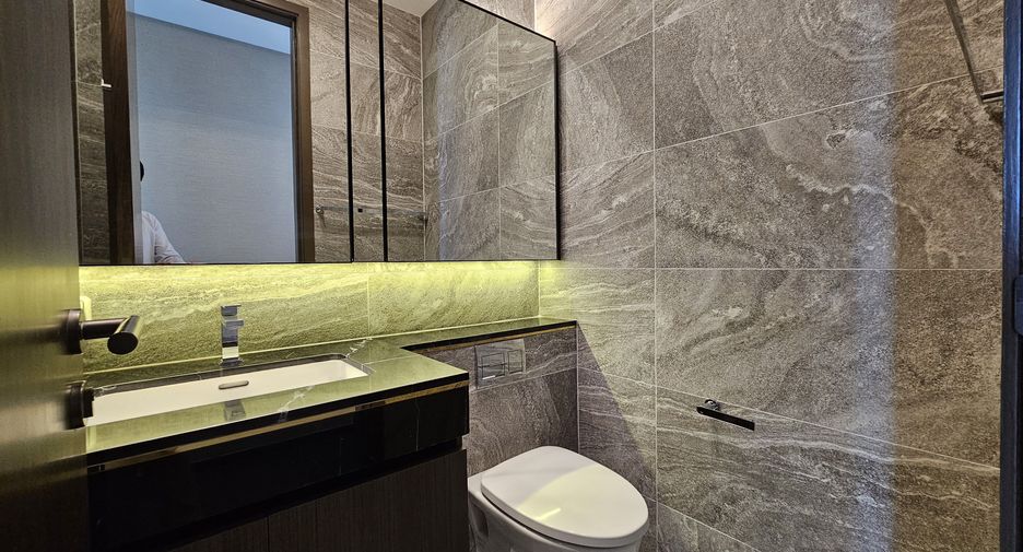 For rent 2 bedrooms condo in Khlong Toei, Bangkok