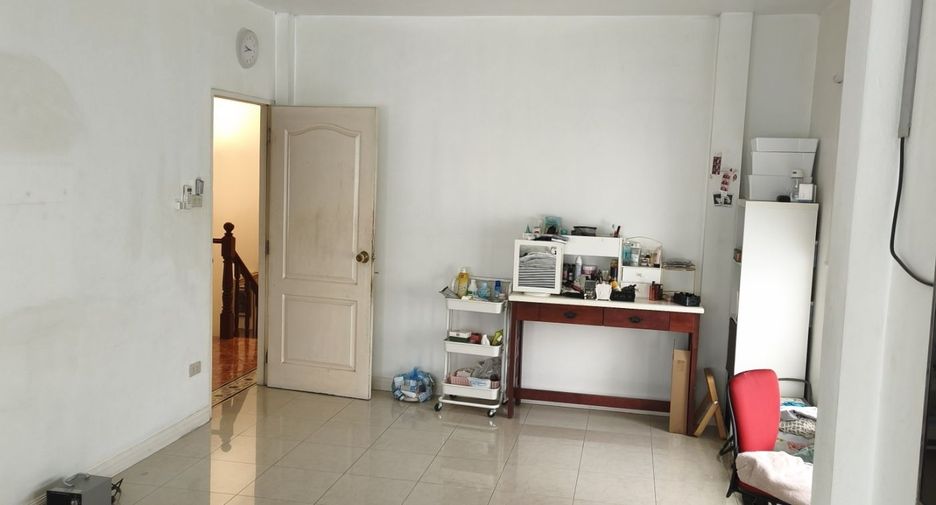 For sale 6 bedrooms house in Wang Thonglang, Bangkok