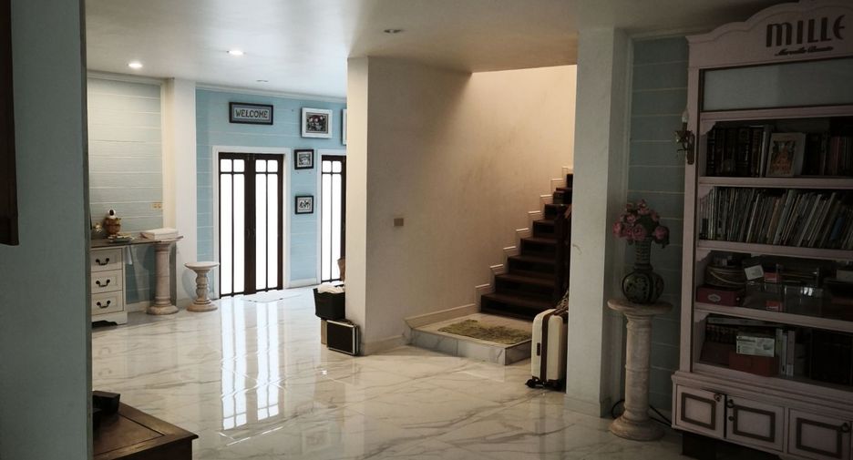 For sale 6 bedrooms house in Wang Thonglang, Bangkok