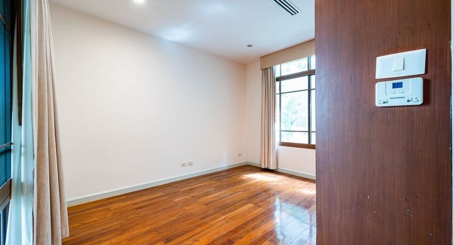 Haus zur Miete mit 4 Zimmer in Watthana, Bangkok