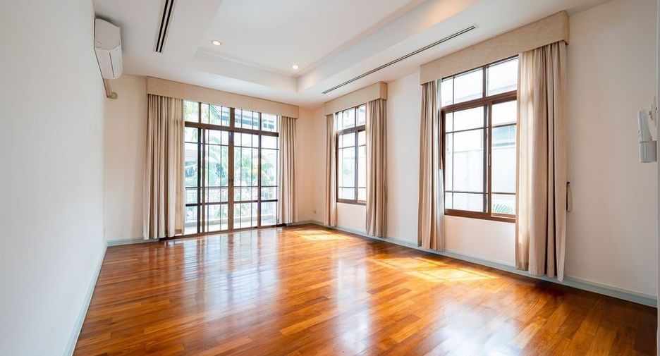 Haus zur Miete mit 4 Zimmer in Watthana, Bangkok