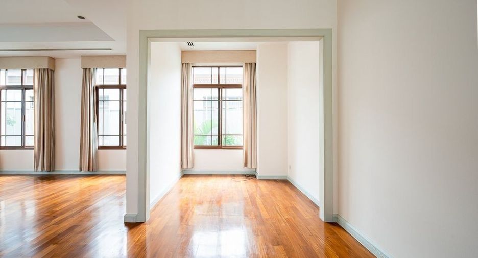 Haus zur Miete mit 4 Zimmer in Watthana, Bangkok