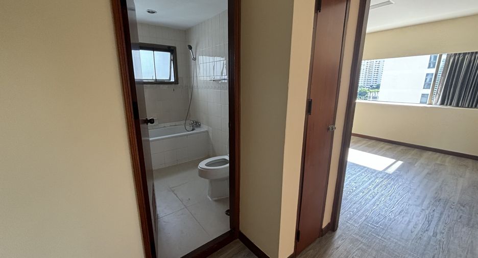 For rent 3 bedrooms condo in Watthana, Bangkok