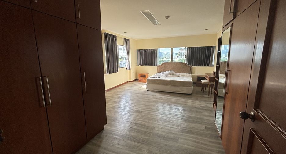 For rent 3 bedrooms condo in Watthana, Bangkok