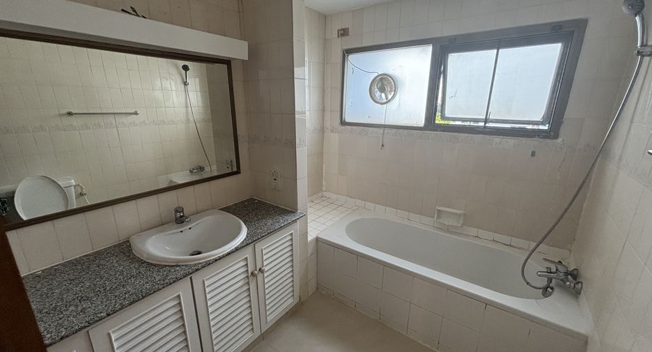 For rent 3 bedrooms condo in Watthana, Bangkok