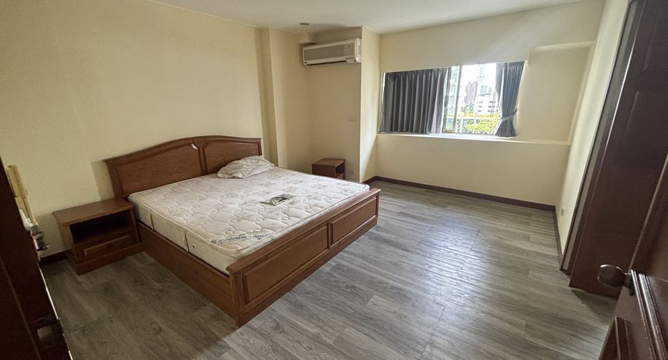 For rent 3 bedrooms condo in Watthana, Bangkok