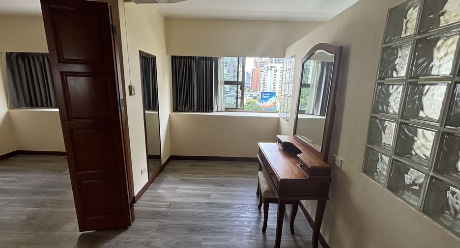 For rent 3 bedrooms condo in Watthana, Bangkok