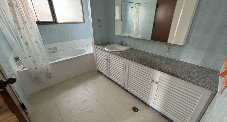 For rent 3 bedrooms condo in Watthana, Bangkok