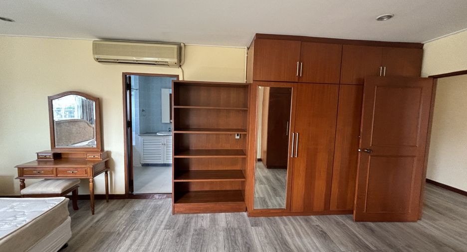 For rent 3 bedrooms condo in Watthana, Bangkok