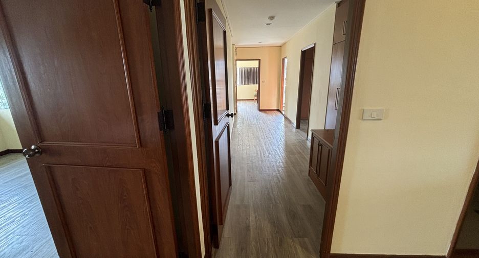 For rent 3 bedrooms condo in Watthana, Bangkok