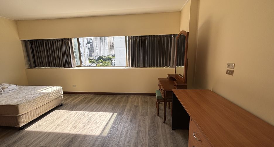 For rent 3 bedrooms condo in Watthana, Bangkok
