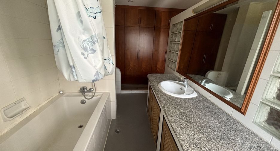 For rent 3 bedrooms condo in Watthana, Bangkok
