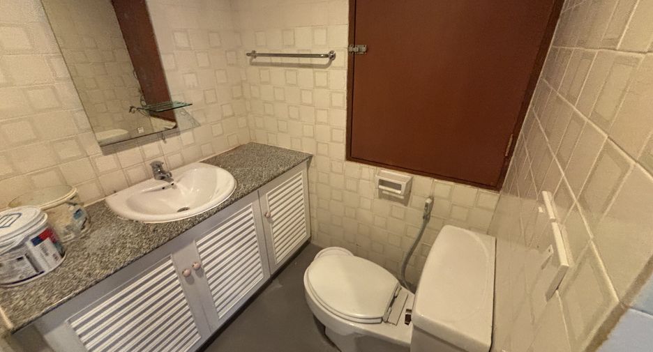 For rent 3 bedrooms condo in Watthana, Bangkok