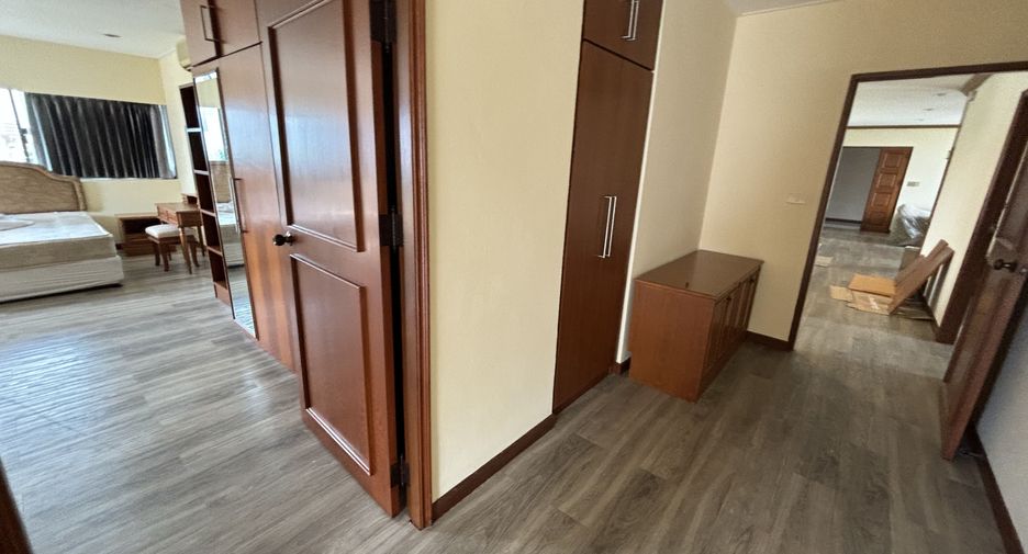 For rent 3 bedrooms condo in Watthana, Bangkok