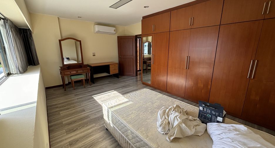 For rent 3 bedrooms condo in Watthana, Bangkok