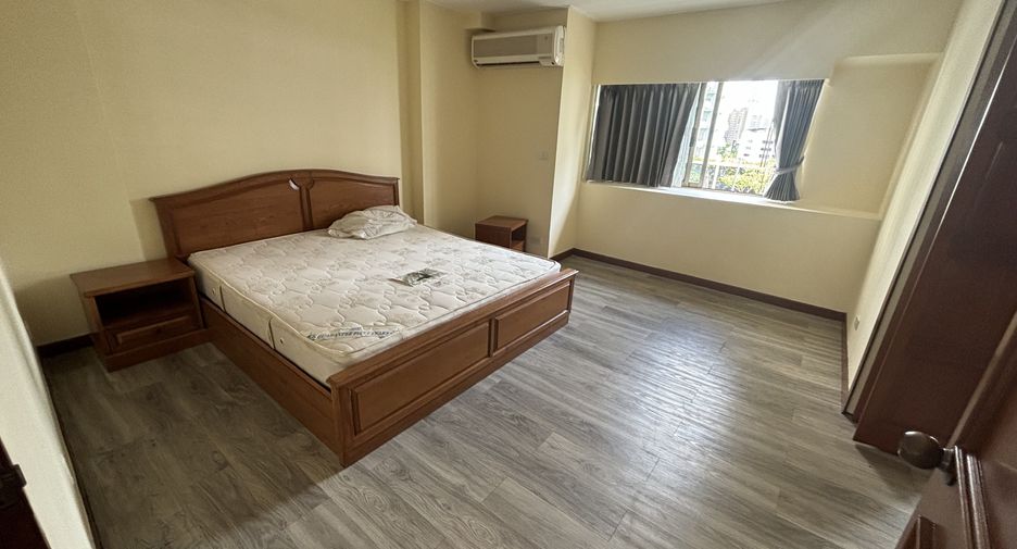 For rent 3 bedrooms condo in Watthana, Bangkok