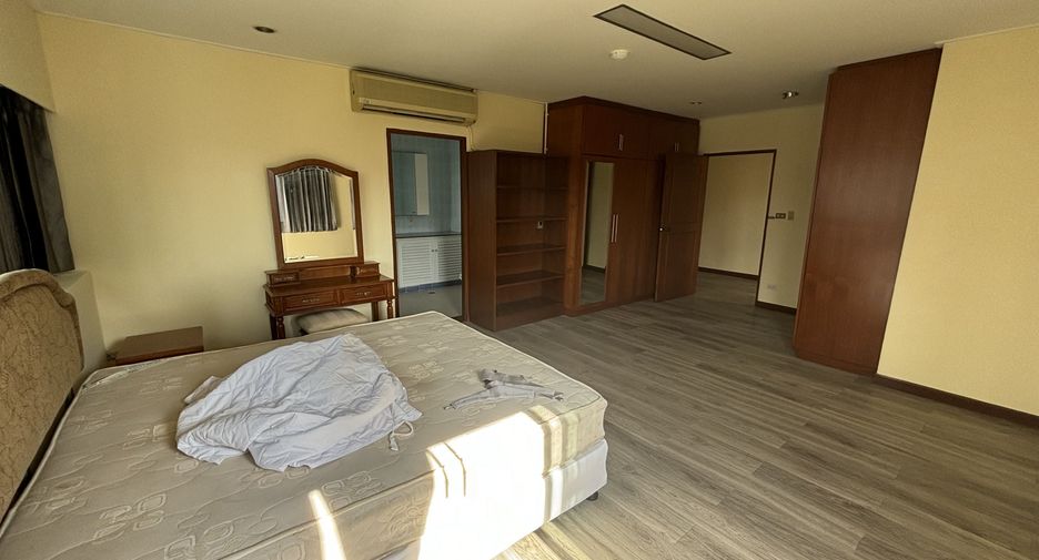 For rent 3 bedrooms condo in Watthana, Bangkok