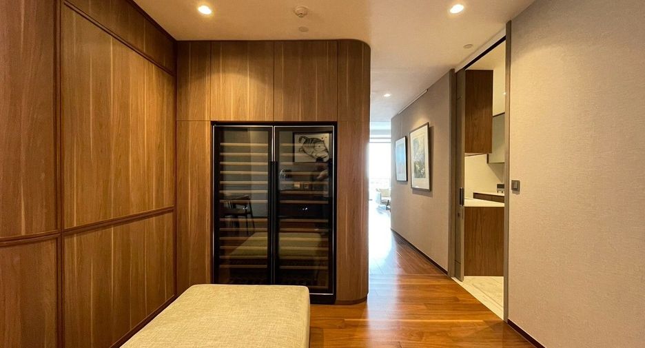 For rent 4 bedrooms condo in Khlong Toei, Bangkok