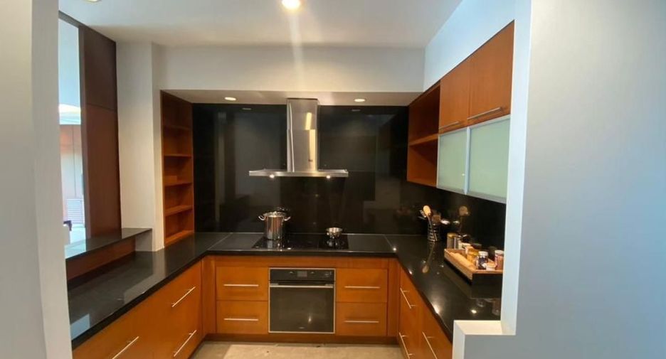 For rent 3 bedrooms condo in Pathum Wan, Bangkok