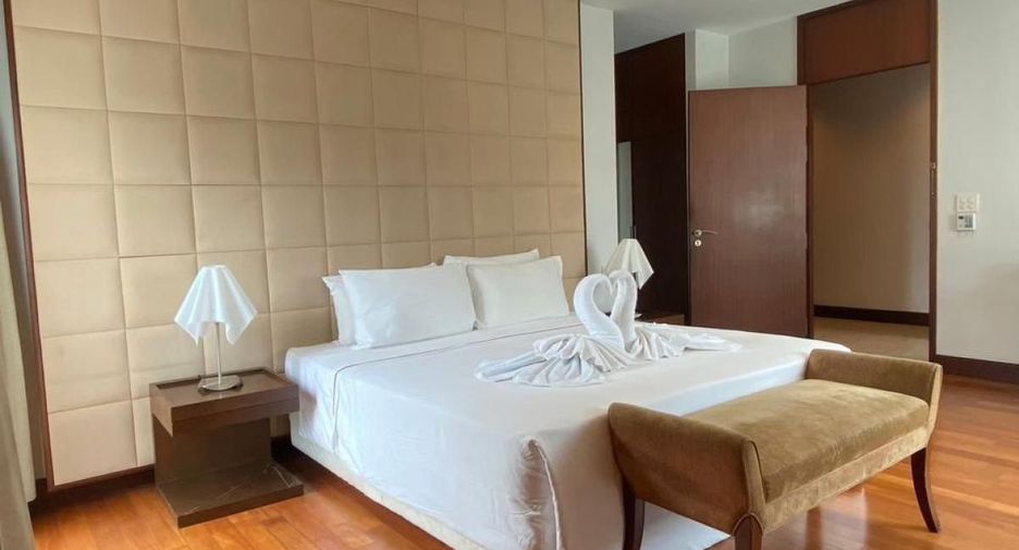 For rent 3 bedrooms condo in Pathum Wan, Bangkok