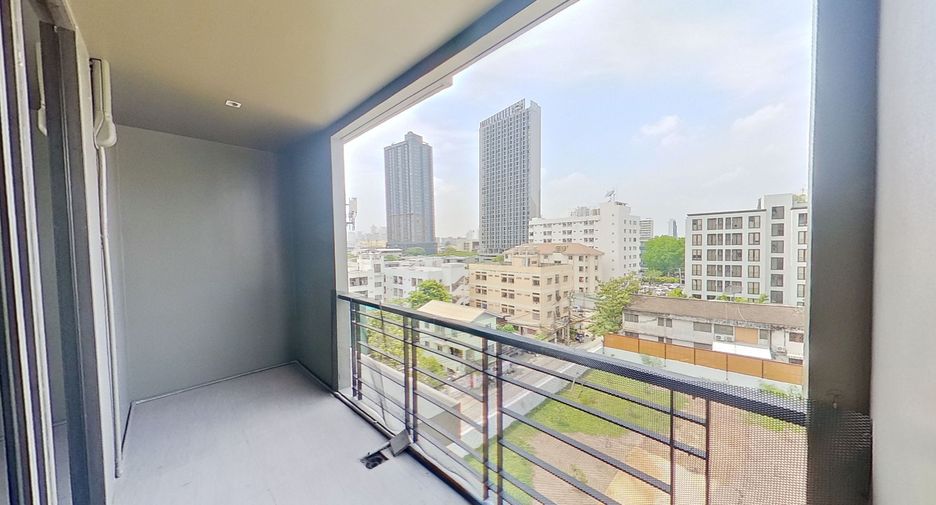 For sale 5 bedrooms condo in Watthana, Bangkok