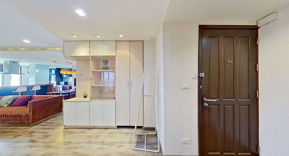 For sale 5 bedrooms condo in Watthana, Bangkok