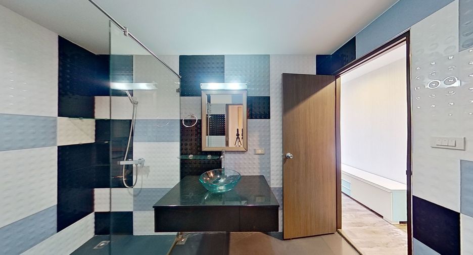 For sale 5 bedrooms condo in Watthana, Bangkok