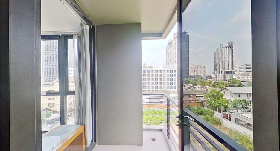 For sale 5 bedrooms condo in Watthana, Bangkok