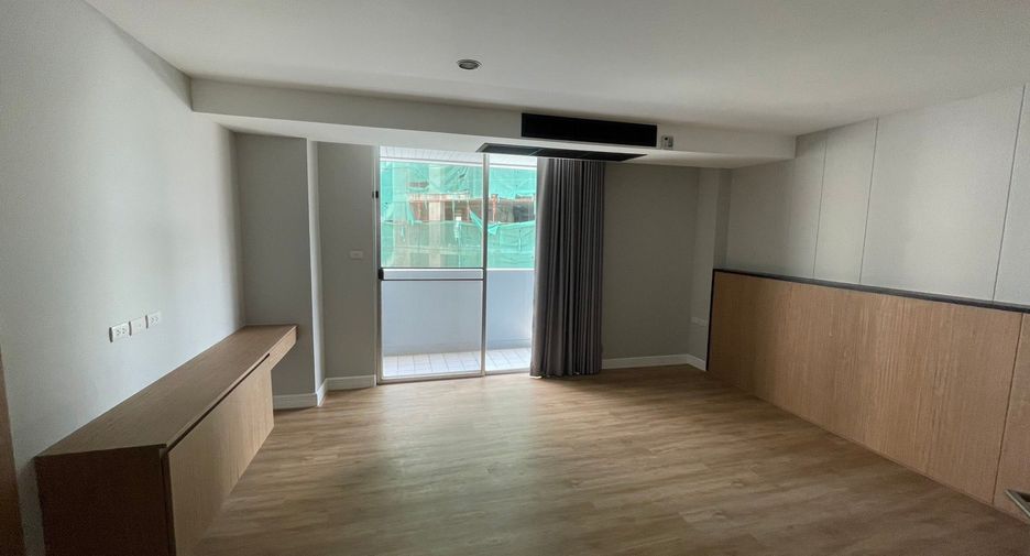 For rent 4 bedrooms apartment in Khlong Toei, Bangkok