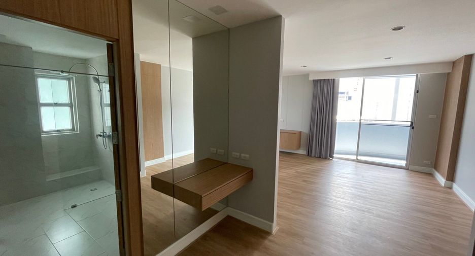 For rent 4 bedrooms apartment in Khlong Toei, Bangkok