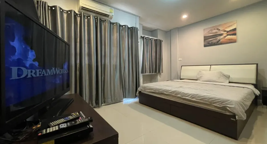 À louer 5 chambres maison de ville à Din Daeng, Bangkok