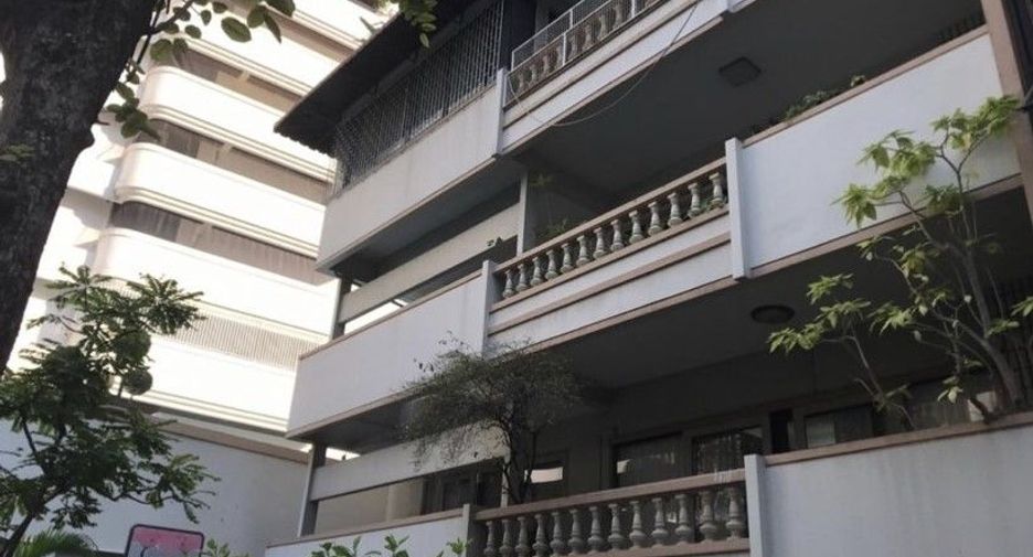 For sale 6 bedrooms retail Space in Watthana, Bangkok