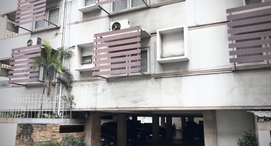 For sale 6 bedrooms retail Space in Watthana, Bangkok