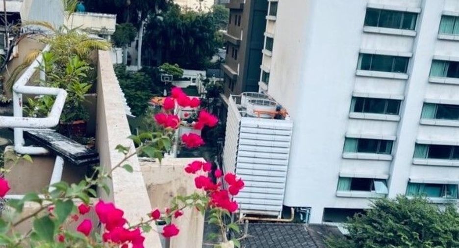 For sale 6 bedrooms retail Space in Watthana, Bangkok