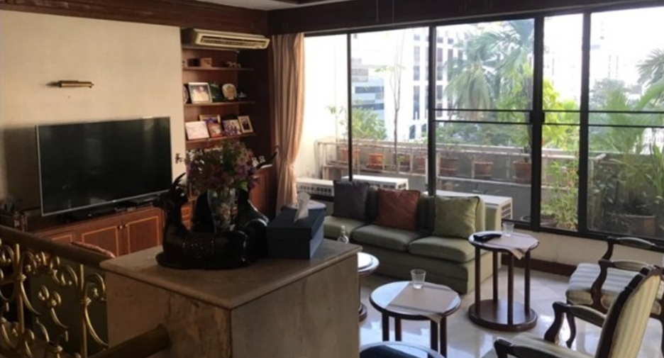 For sale 6 bedrooms retail Space in Watthana, Bangkok