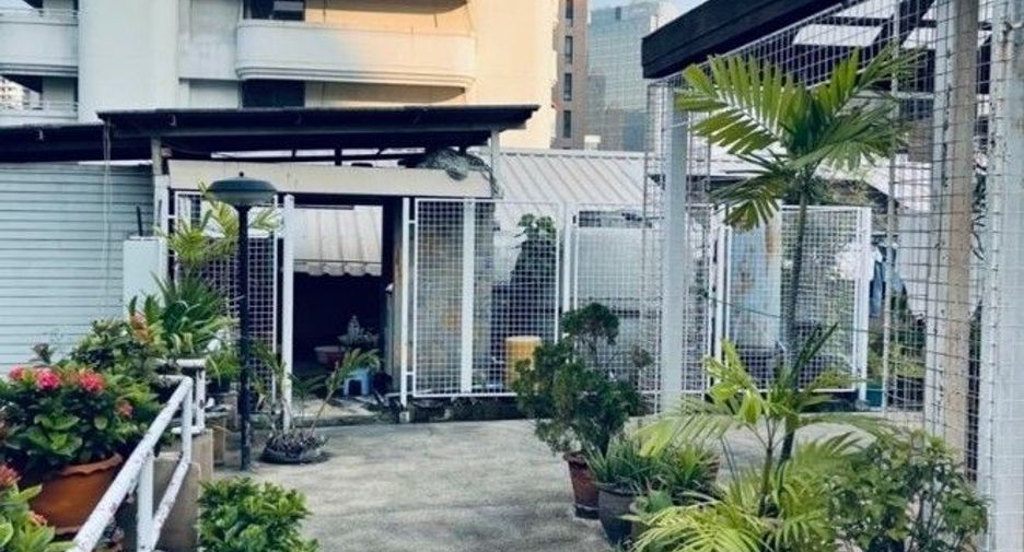For sale 6 bedrooms retail Space in Watthana, Bangkok