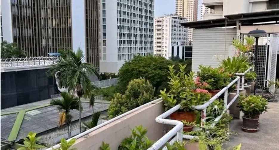 For sale 6 bedrooms retail Space in Watthana, Bangkok