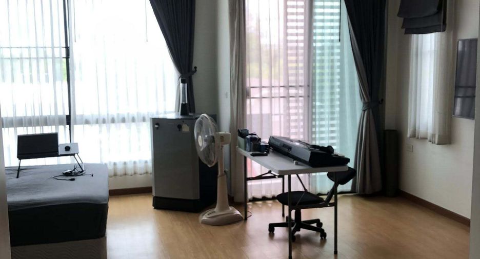 For sale 4 bedrooms townhouse in Phra Khanong, Bangkok