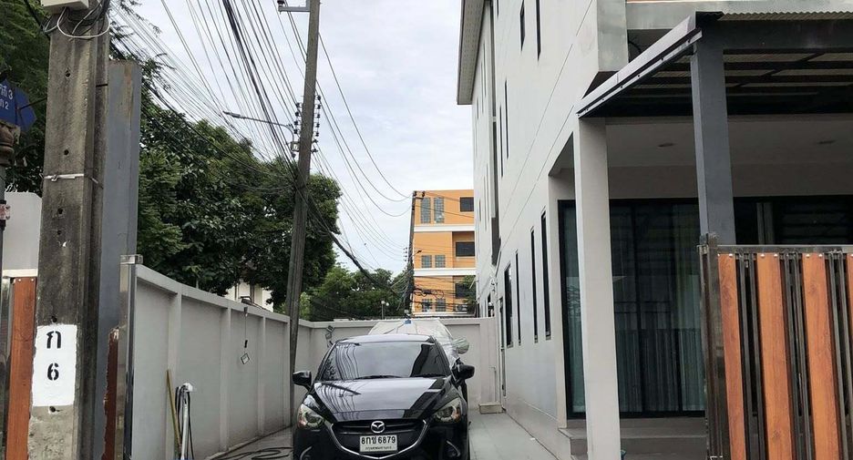 For sale 4 bedrooms townhouse in Phra Khanong, Bangkok