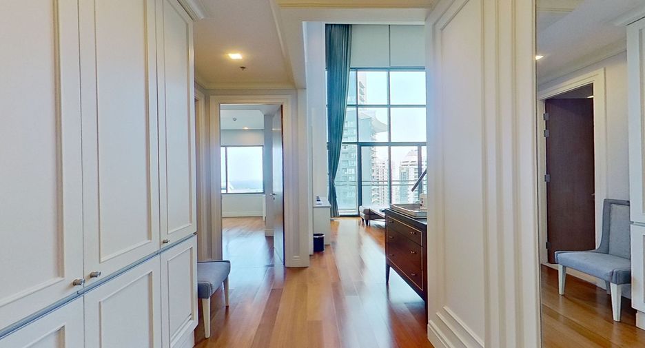 For sale 3 bedrooms condo in Khlong Toei, Bangkok