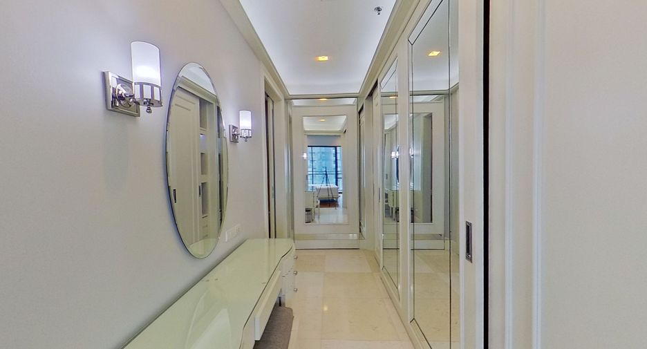 For sale 3 bedrooms condo in Khlong Toei, Bangkok