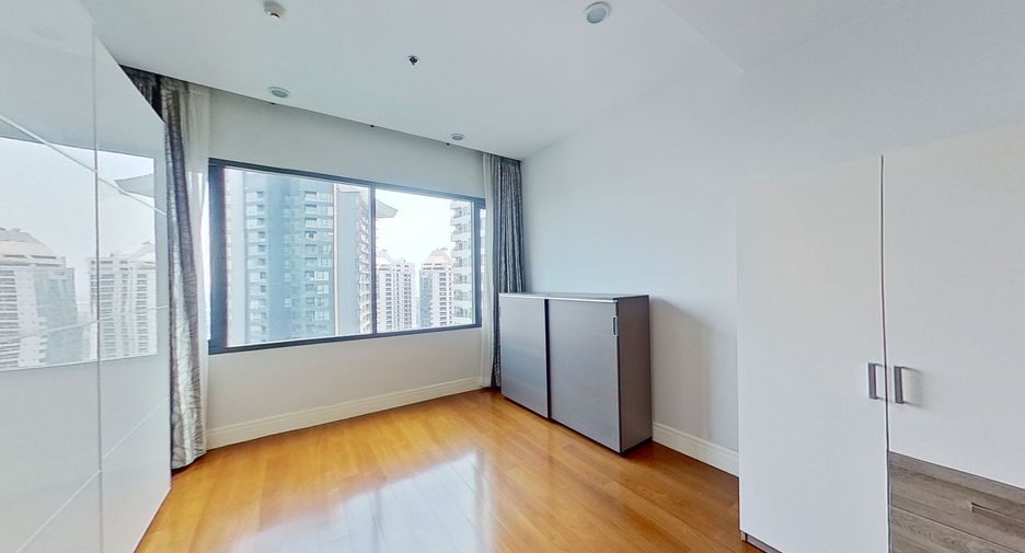 For sale 3 bedrooms condo in Khlong Toei, Bangkok