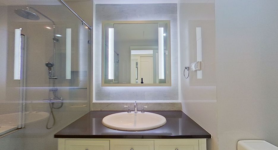 For sale 3 bedrooms condo in Khlong Toei, Bangkok